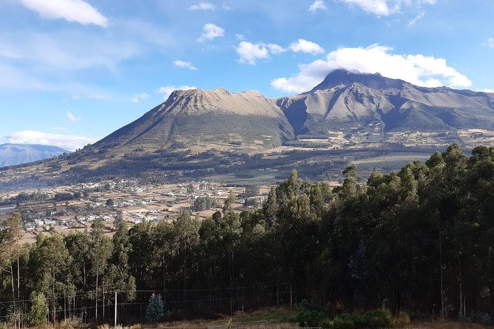Otavalo-markt, kunst en muziek met het midden van de wereld (zonnewijzer)