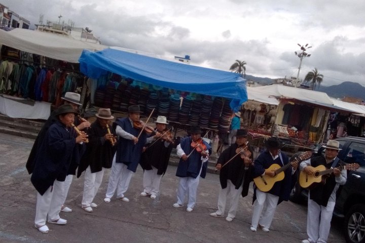 Otavalo-markt, kunst en muziek met het midden van de wereld (zonnewijzer)