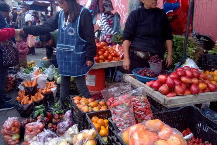 Otavalo-markt, kunst en muziek met het midden van de wereld (zonnewijzer)