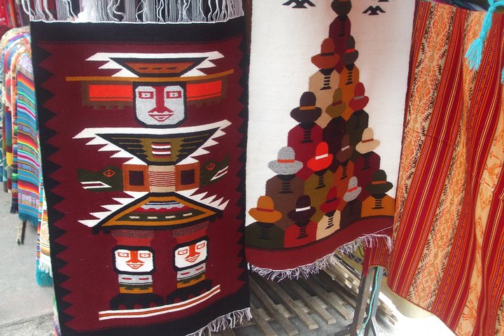 Otavalo-markt, kunst en muziek met het midden van de wereld (zonnewijzer)