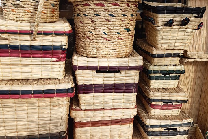 Otavalo-markt, kunst en muziek met het midden van de wereld (zonnewijzer)
