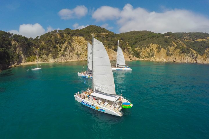 Promenade à travers la Costa Brava dans un grand catamaran avec buffet de barbacoa et salle de bain.