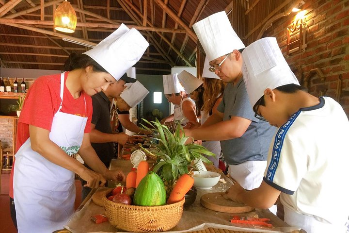 Kookcursus Hoi An: lokale markt, mandboot, vissen en koken