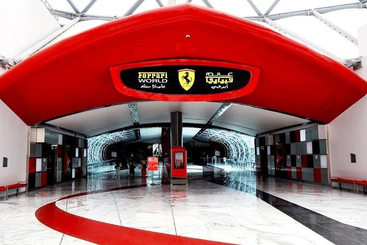 Lassen Sie die Ferrari World Abu Dhabi Tour aus