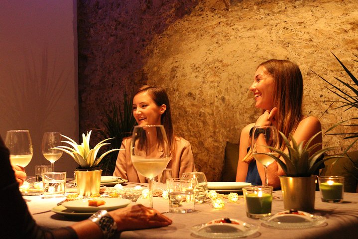 Visite de la vieille ville de Valence avec vin et tapas dans le monument historique du XIe siècle