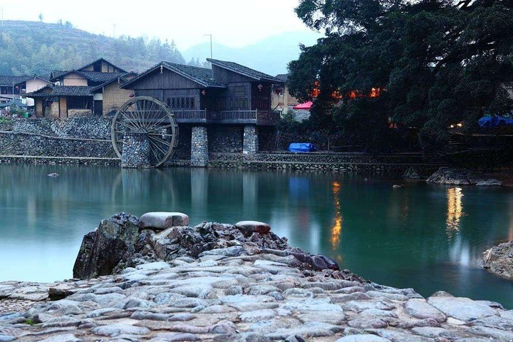 ツアーガイドと車:Tianluokeng TulouとYunshuiyao Villageへのプライベートデイツアー