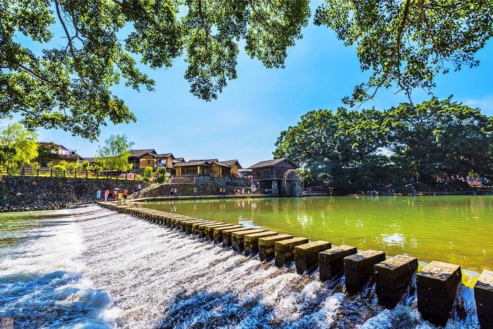 ツアーガイドと車:Tianluokeng TulouとYunshuiyao Villageへのプライベートデイツアー