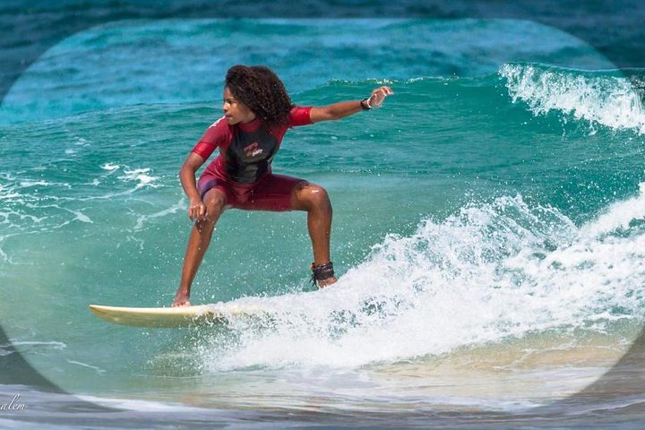 Lezioni di surf a São Vicente, trasporto e attrezzatura inclusi.