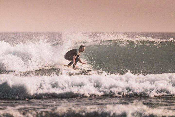 Lezioni di surf a São Vicente, trasporto e attrezzatura inclusi.