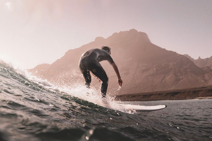 Lezioni di surf a São Vicente, trasporto e attrezzatura inclusi.
