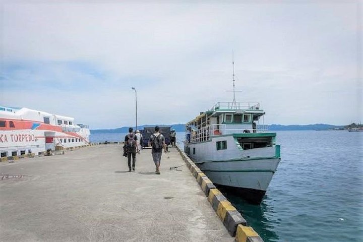 Trasferimento aeroporto privato Maluku Ambon a Bula con autista parlante inglese