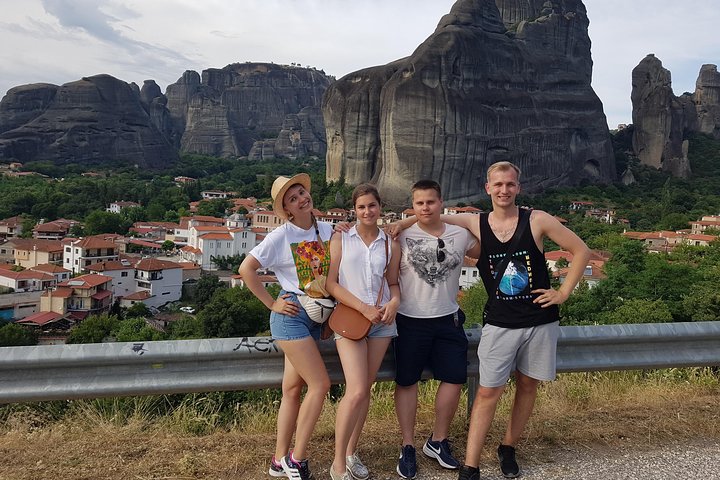 De Atenas: viagem de um dia pela história das cavernas e mosteiros de Meteora de trem