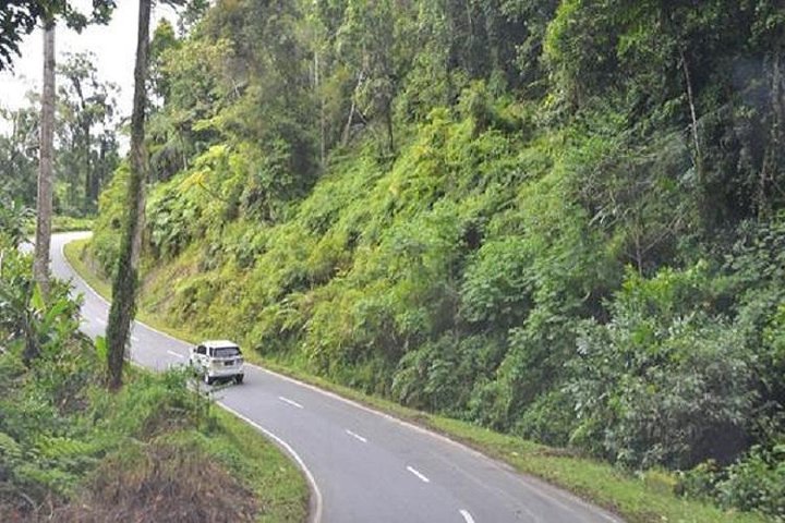 Trasferimento aeroporto privato Maluku Ambon a Bula con autista parlante inglese
