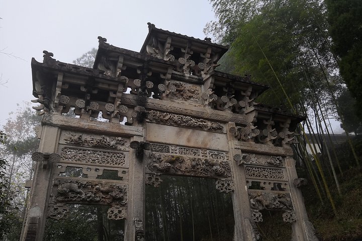Excursión privada de senderismo a lo largo del antiguo sendero Xihong en la ciudad de Huangshan y el monte. Qiyun