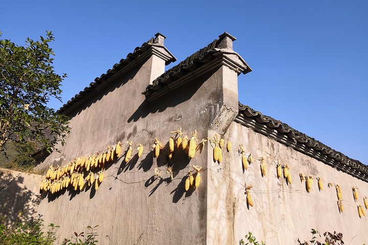 Excursión privada de senderismo a lo largo del antiguo sendero Xihong en la ciudad de Huangshan y el monte. Qiyun