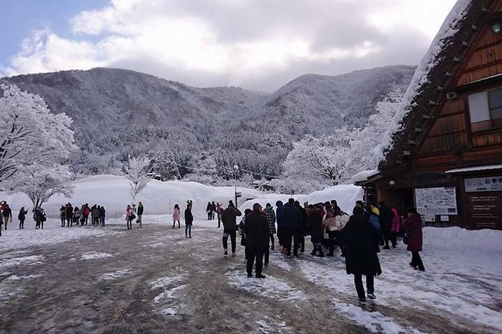 [Visite en bus d'une journée au départ de la gare de Kanazawa] Visite de Shirakawa-go/Takayama en bus Platinum Route