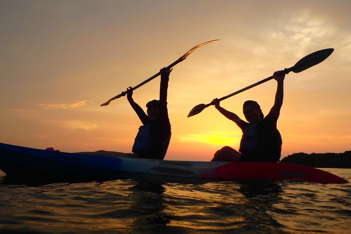 Hermoso recorrido en kayak al atardecer en Okinawa