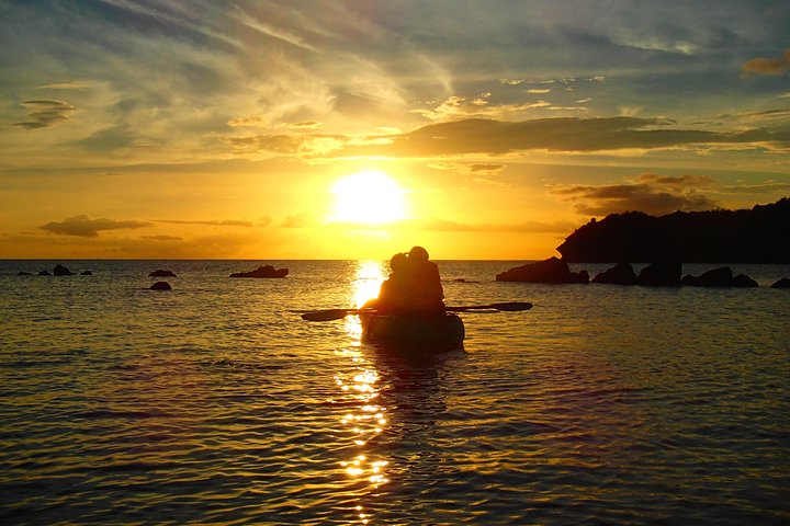 Hermoso recorrido en kayak al atardecer en Okinawa