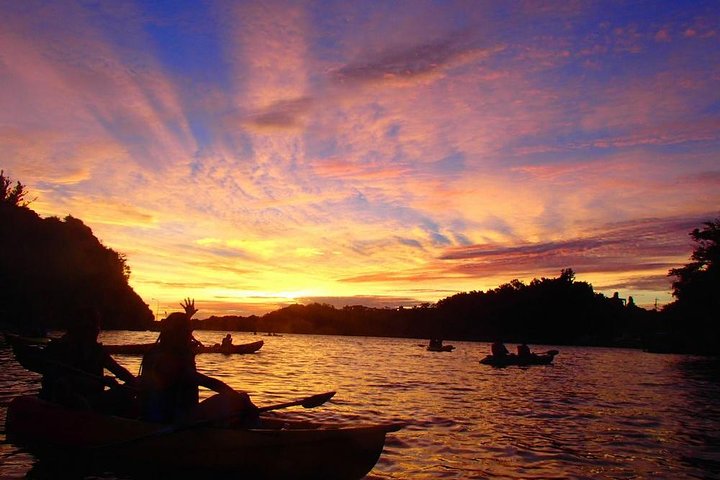 Hermoso recorrido en kayak al atardecer en Okinawa