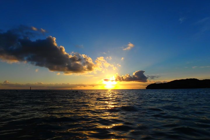 Hermoso recorrido en kayak al atardecer en Okinawa