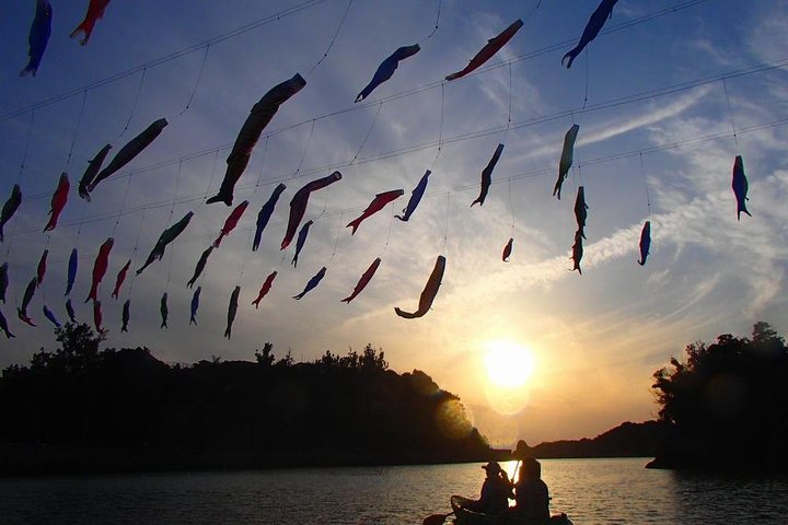 Hermoso recorrido en kayak al atardecer en Okinawa
