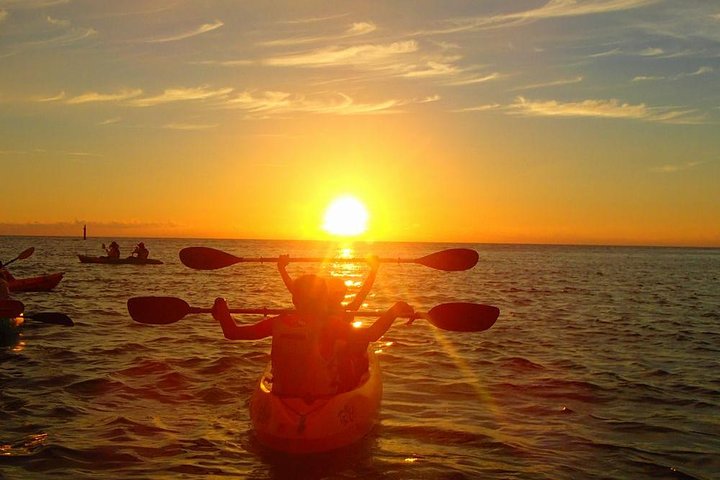 Hermoso recorrido en kayak al atardecer en Okinawa