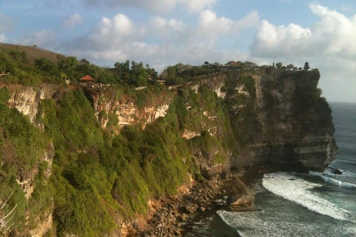 Tour serale privato del tempio di Uluwatu e della danza del fuoco di Kecak nella baia di Jimbaran