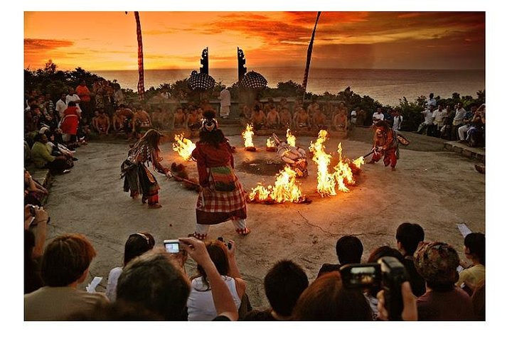 Tour serale privato del tempio di Uluwatu e della danza del fuoco di Kecak nella baia di Jimbaran