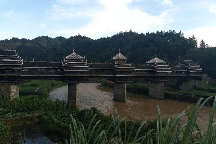 Fenghuang hotel til Longsheng (Longji) hotel og stopper ved Chengyang Dong Village
