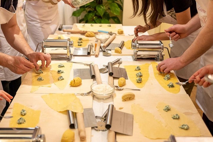 Cesarine: lezione di pasta e tiramisù per piccoli gruppi a Viareggio