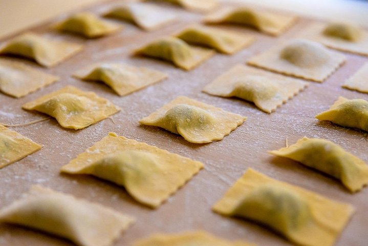 Cesarine: lezione di pasta e tiramisù per piccoli gruppi a Viareggio