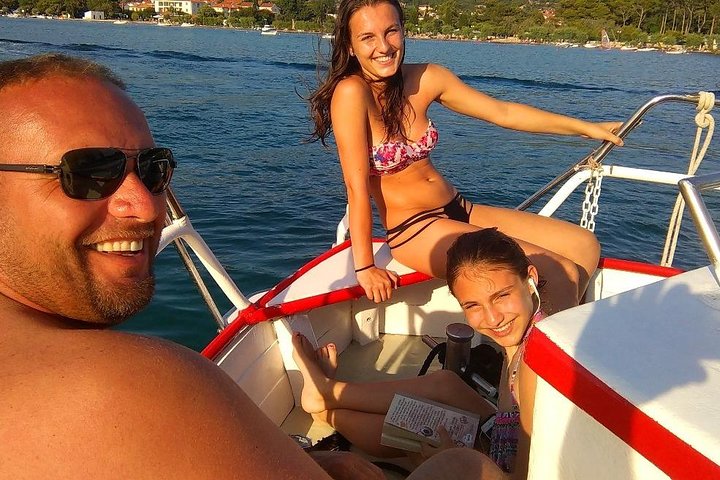 Excursion privée d'une demi-journée en bateau sur l'île Plavnik avec le capitaine. Bobo