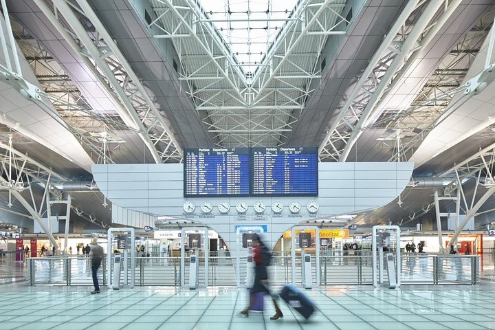 Porto Airport Transfer: Private Meet & Greet, Flight Tracked