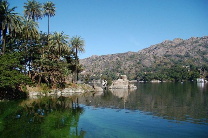 Privater Einwegtransfer vom Mount Abu nach Ahmedabad in einem Wechselstromfahrzeug