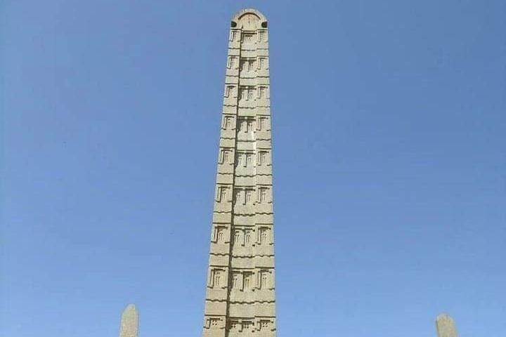 Axum: obeliscos altos e esculpidos, relíquias do antigo Reino de Aksum.
