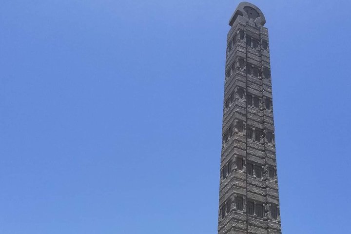 Axum: obeliscos altos e esculpidos, relíquias do antigo Reino de Aksum.