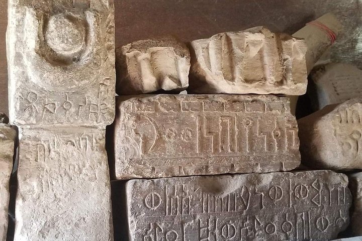 Axum: obeliscos altos e esculpidos, relíquias do antigo Reino de Aksum.