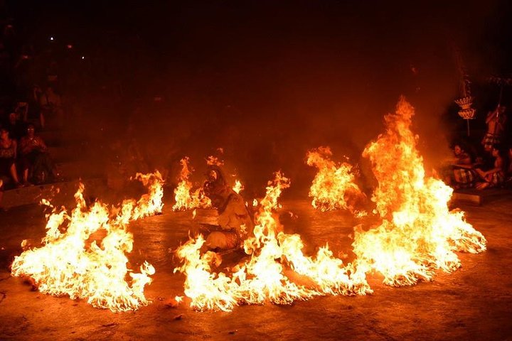 Tour serale privato del tempio di Uluwatu e della danza del fuoco di Kecak nella baia di Jimbaran