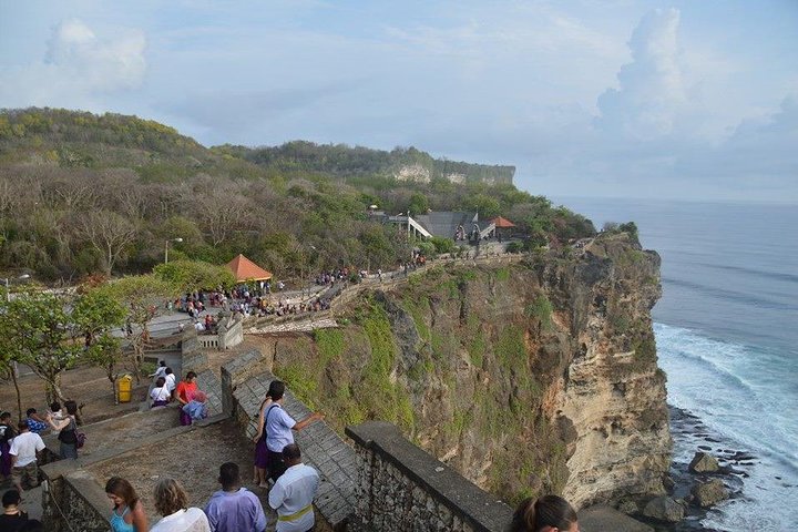 Tour serale privato del tempio di Uluwatu e della danza del fuoco di Kecak nella baia di Jimbaran