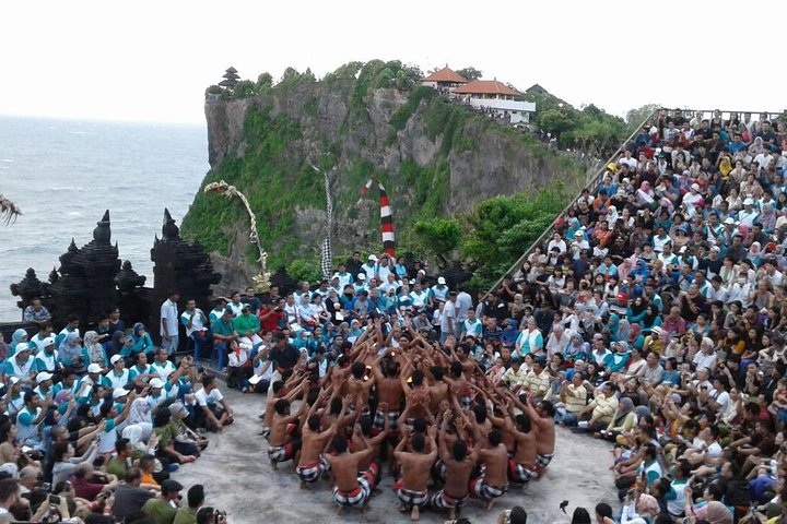 Tour serale privato del tempio di Uluwatu e della danza del fuoco di Kecak nella baia di Jimbaran