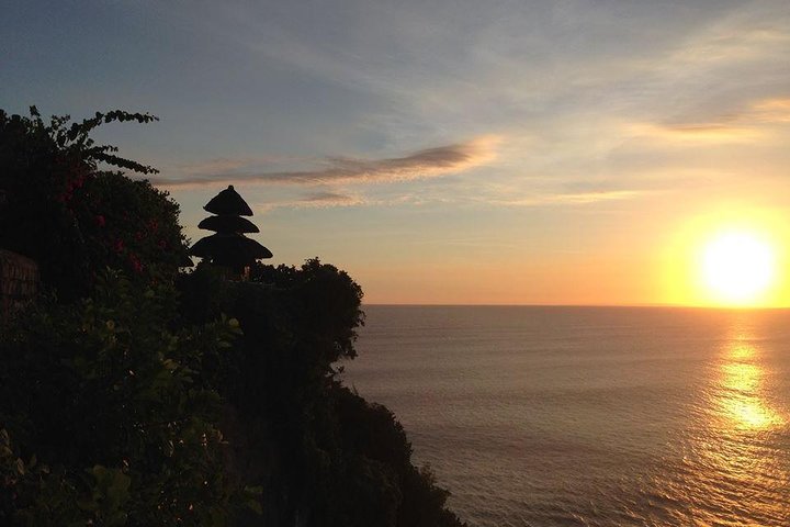 Tour serale privato del tempio di Uluwatu e della danza del fuoco di Kecak nella baia di Jimbaran