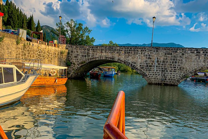 2 ore guidate - Tour Natura di Gruppo (degustazione vino locale in tour)