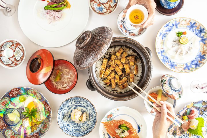 Geniet van een luxe Kaiseki-lunch met Arita-porseleinen servies dat de tijd symboliseert en bezoek Genemon Kiln