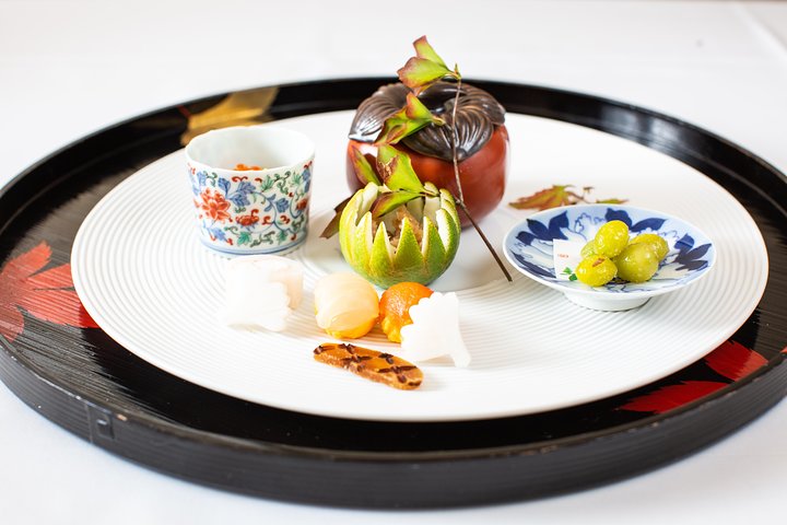 Geniet van een luxe Kaiseki-lunch met Arita-porseleinen servies dat de tijd symboliseert en bezoek Genemon Kiln