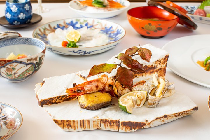 Geniet van een luxe Kaiseki-lunch met Arita-porseleinen servies dat de tijd symboliseert en bezoek Genemon Kiln