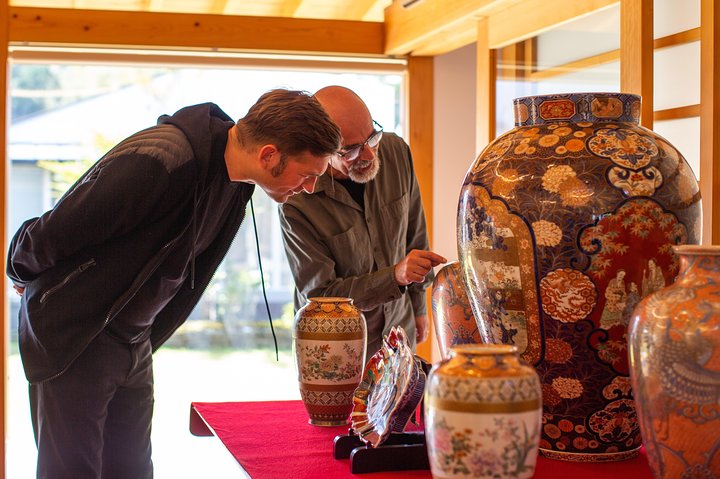 Geniet van een luxe Kaiseki-lunch met Arita-porseleinen servies dat de tijd symboliseert en bezoek Genemon Kiln