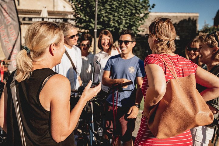 Desde Saint-Emilion: tour de un día en bicicleta eléctrica con degustaciones de vino y almuerzo tipo picnic
