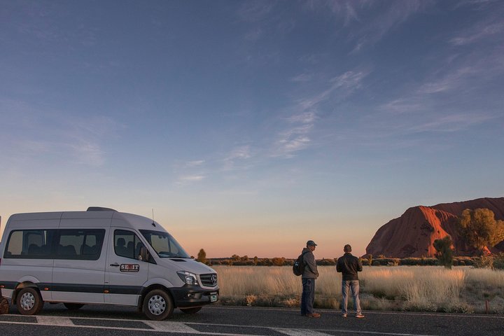 Höhepunkte des Uluru bei Sonnenaufgang inklusive Frühstück