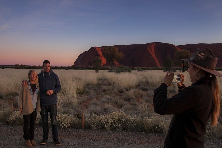 Höhepunkte des Uluru bei Sonnenaufgang inklusive Frühstück