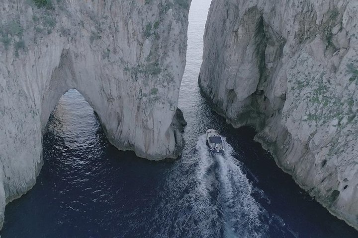 Excursión de un día en grupo pequeño a Capri desde Positano o Praiano